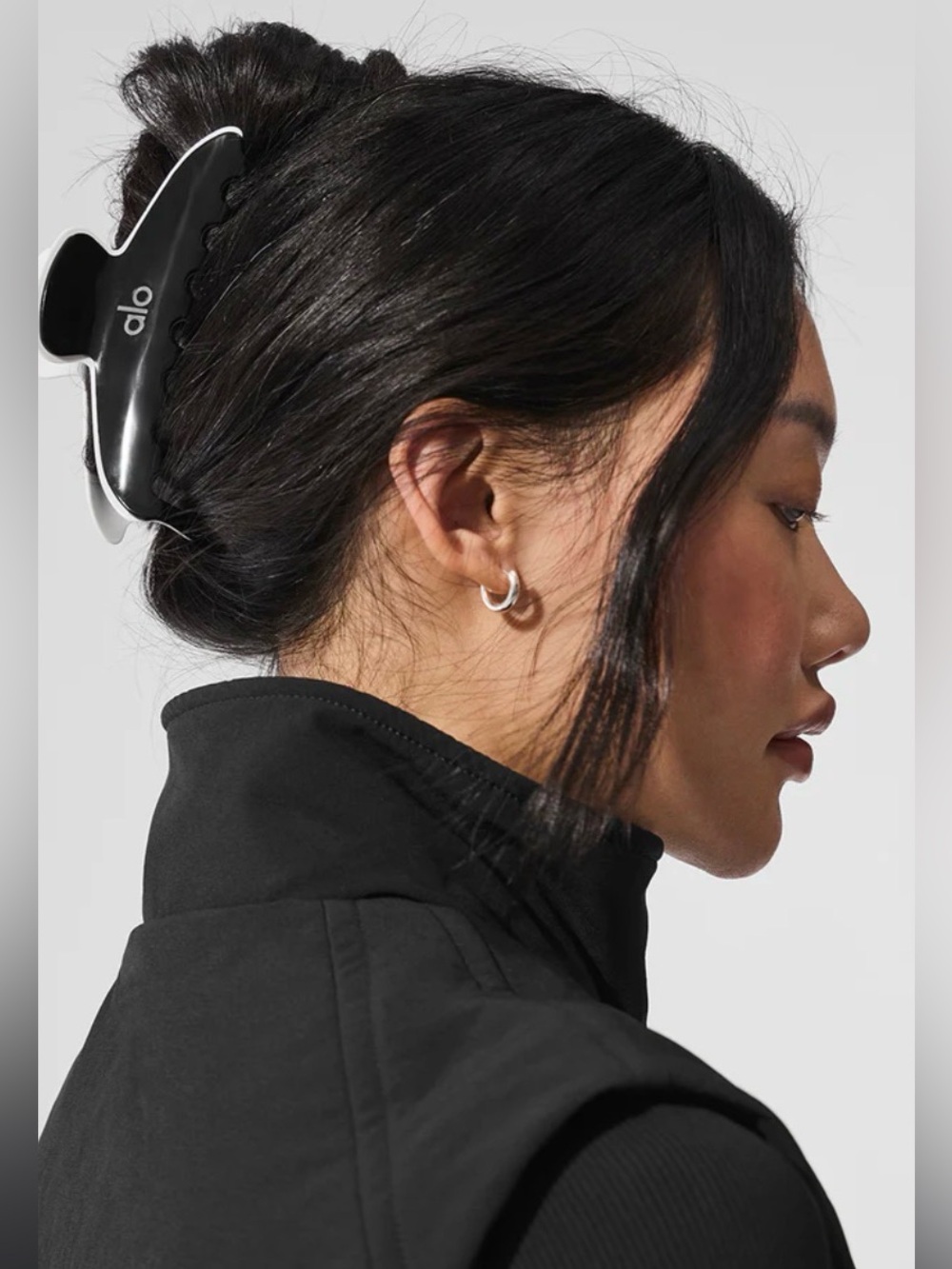 ALO Yoga Black Gloss Hair Claw Clip with Logo - Picture 2 of 3